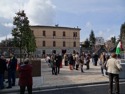 la stazione di Signa con la piazza gremita.jpg