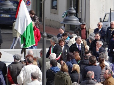 le autorità inaugurano la statua della danzatrice nell nuova piazza.jpg