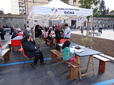 i bambini in piazza a disegnare (TRENI).jpg