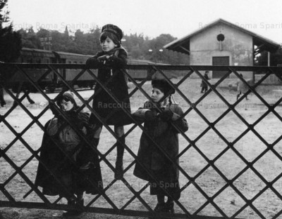 Stazione San Pietro foto 1971 scalo merci - film roma di fellini.JPG