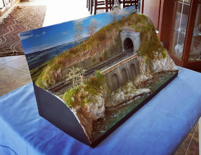 DIORAMA tra mare e ferrovia.png