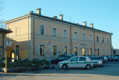 Melegnano_-_stazione_ferroviaria_-_lato_strada.jpg