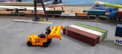 12_Movimentazione container - Copia.jpg