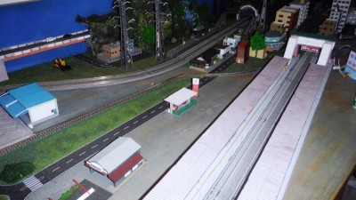 51_DSCF1890_benzinaio lungo la strada.JPG